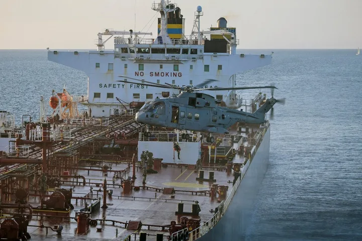 Un elicopter survolează o navă petrolieră în Marea Neagră.