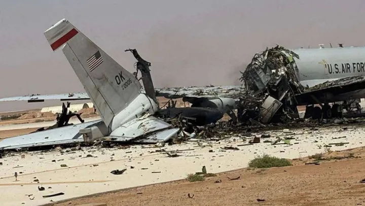 Avion distrus la Baza Aeriană Prince Sultan, cu pagube extinse vizibile.