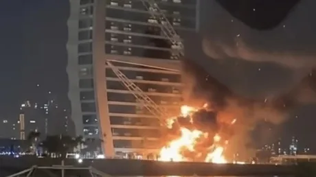 Flăcări uriașe pe fațada hotelului Burj Al Arab în urma atacului cu drone.