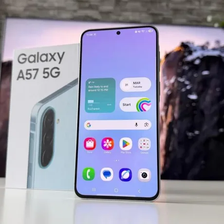 Interfața One UI 9 Beta pe un telefon Galaxy A57, cu design modern și aplicații deschise.