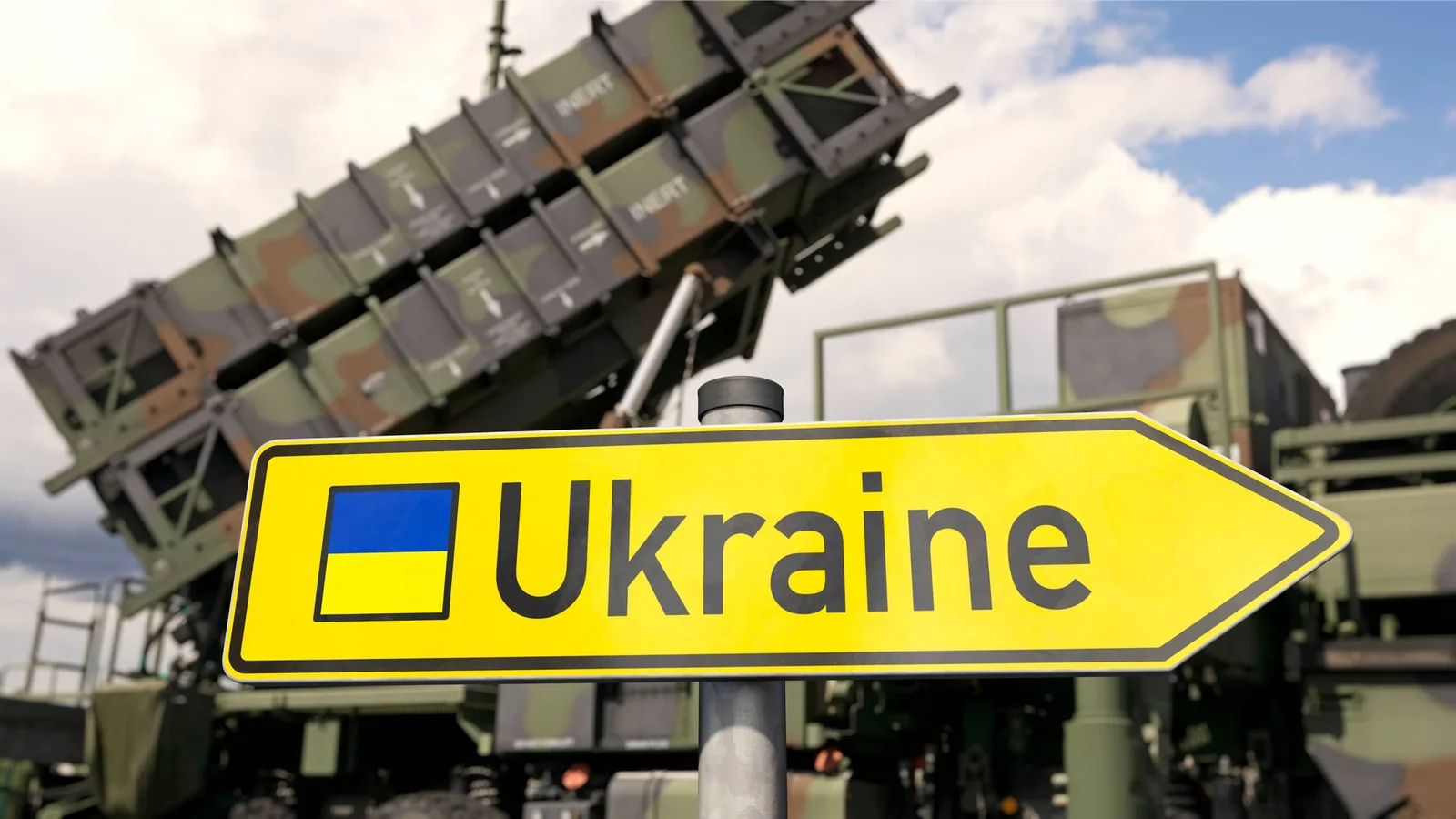 Semn indicativ pentru Ucraina lângă un sistem de rachete Patriot.