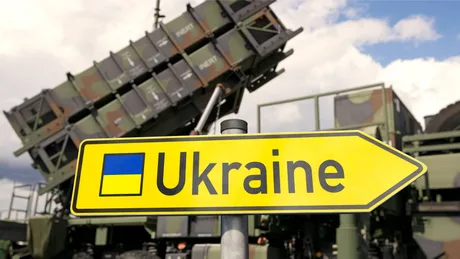Semn indicativ pentru Ucraina lângă un sistem de rachete Patriot.