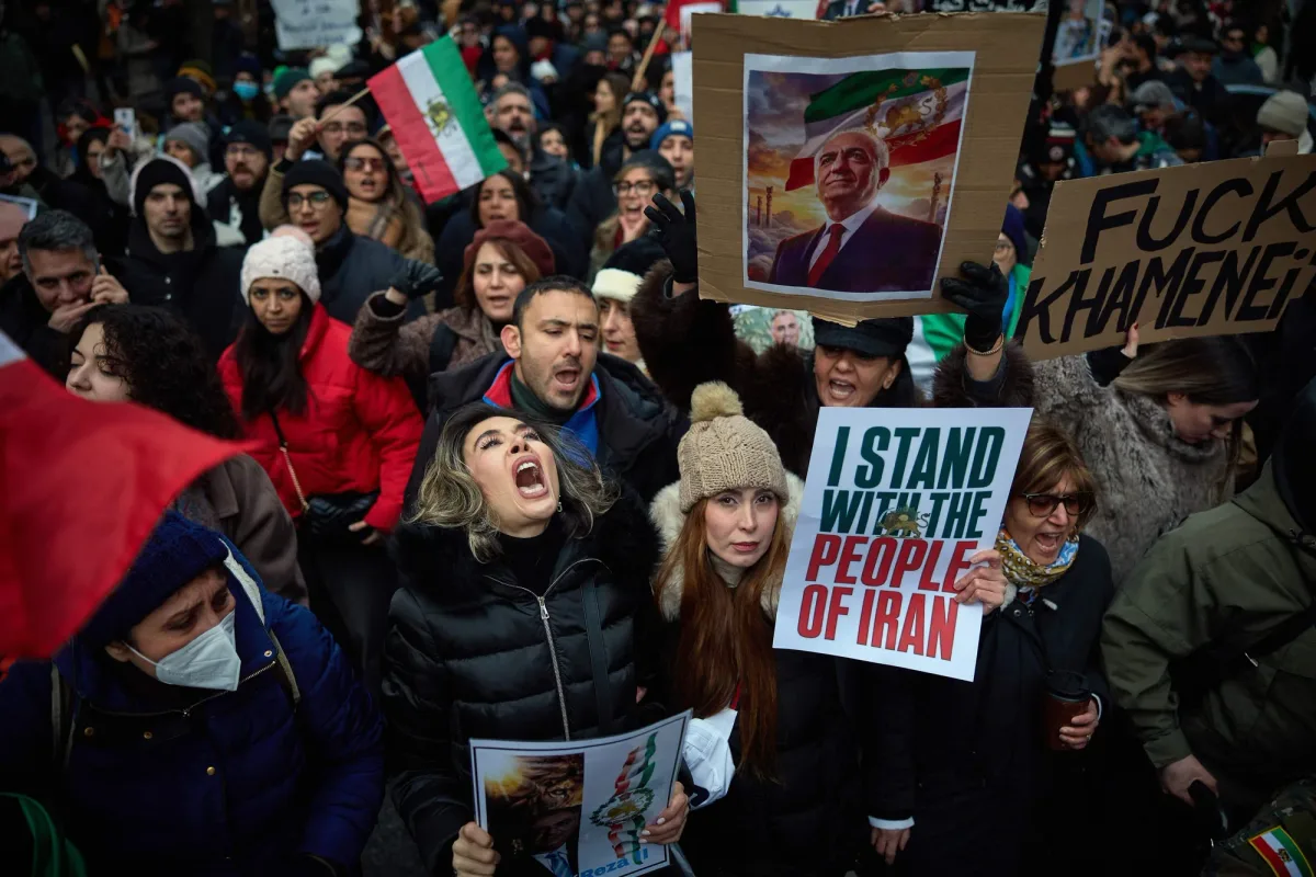 Protestatari susțin drepturile oamenilor în Iran, strigând lozinci.