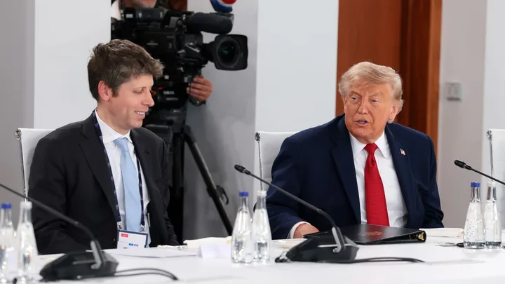 Sam Altman și Donald Trump discutând despre inteligența artificială.