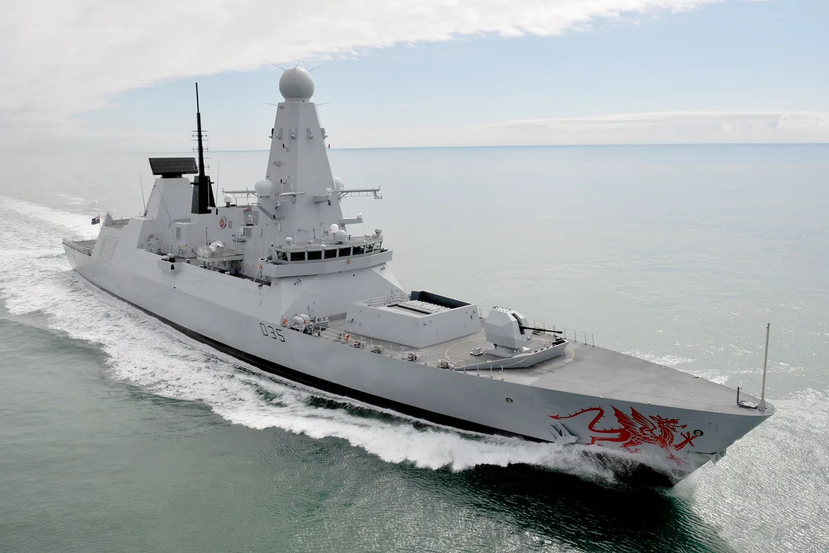Distrugătorul HMS Dragon navigând pe mare, pregătit pentru misiune.