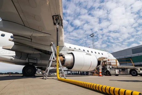 Avion alimentat cu kerosen pe o pistă de aeroport, pregătit pentru decolare.