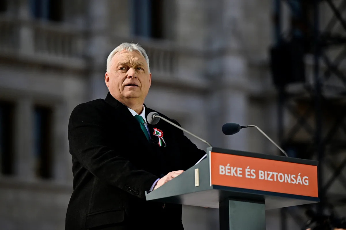 Viktor Orbán susținând un discurs la marșul Fidesz din Budapesta.