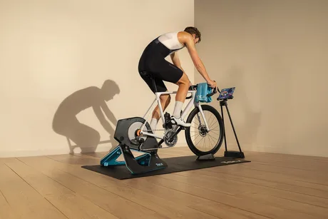 Ciclism indoor cu un smart trainer Tacx NEO 2T pe un suport stabil.
