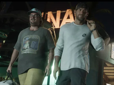 Doi personaje dintr-un joc video, zâmbind și purtând haine casual.