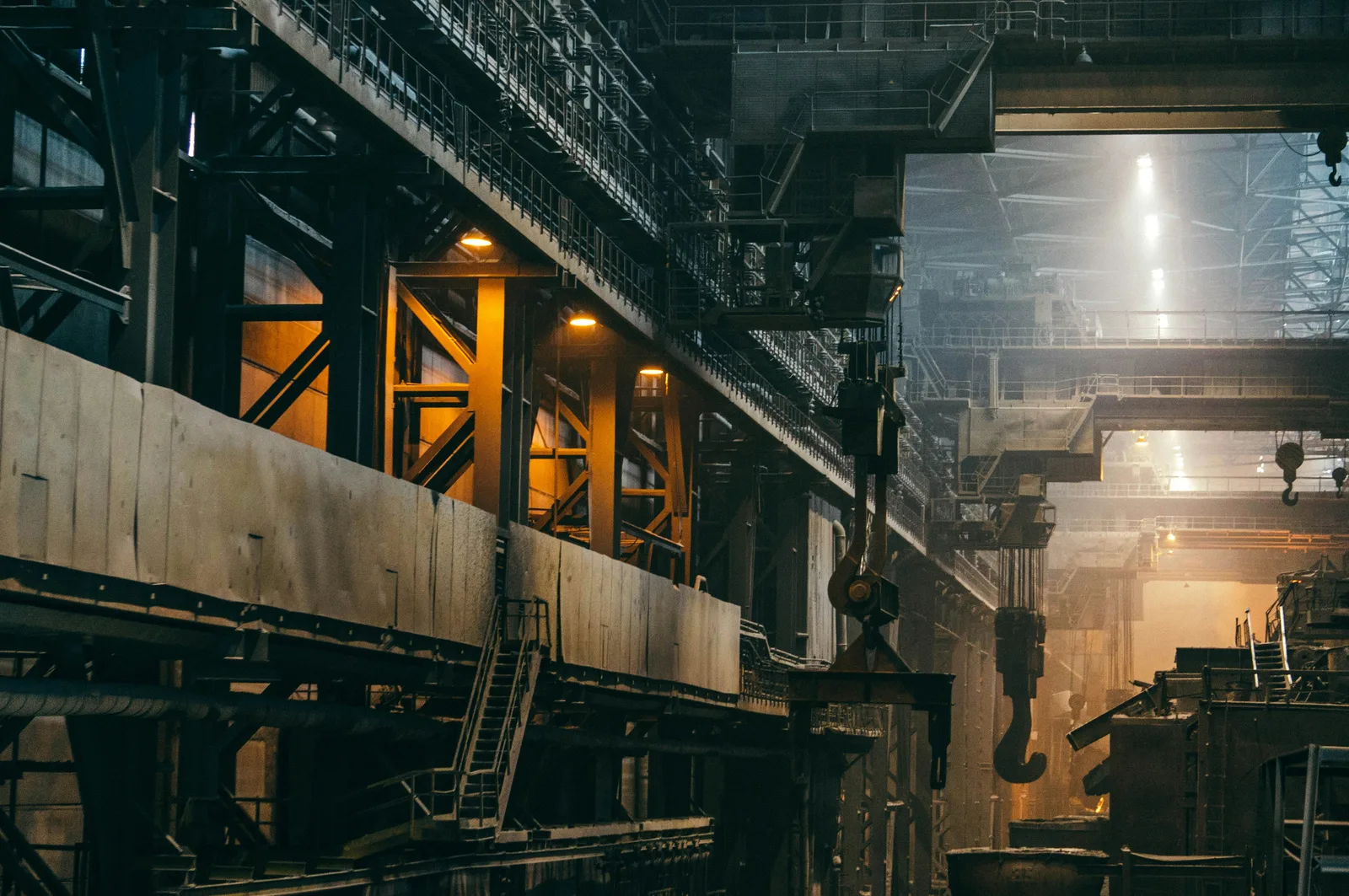 O fabrică industrială cu echipamente moderne și iluminare artificială.