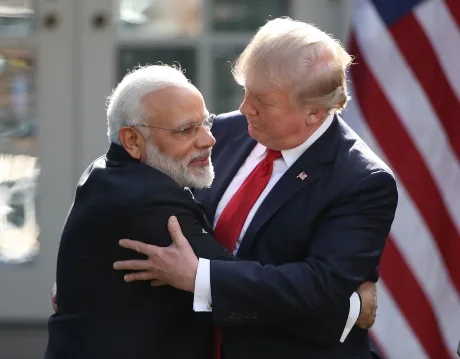 Donald Trump și Narendra Modi se îmbrățișează într-un moment de colaborare.