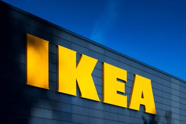 Logo-ul IKEA pe un fundal albastru, simbol al brandului suedez.