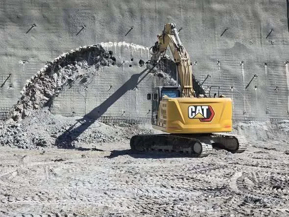 Excavator în acțiune pe șantierul A1 Sibiu–Pitești.