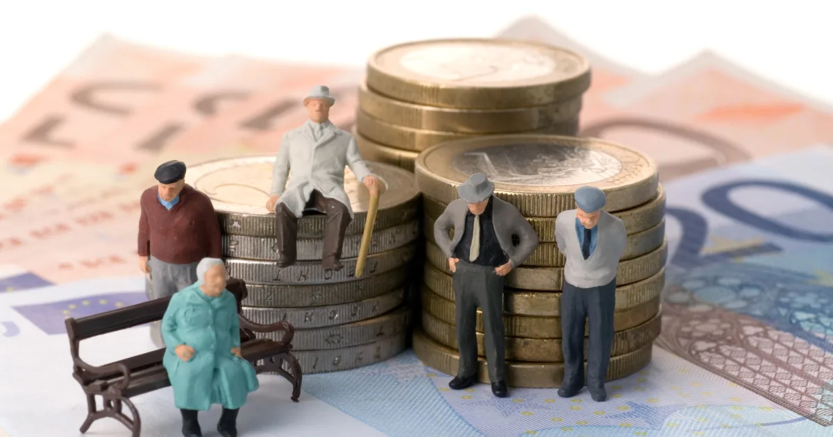Miniaturi de pensionari lângă monede, simbolizând fondurile de pensii.