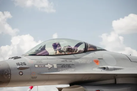 Avion F-16 pregătit pentru misiune în contextul atacurilor cu drone.