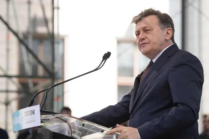 Crin Antonescu discutând despre intervenția autorităților în politica românească.
