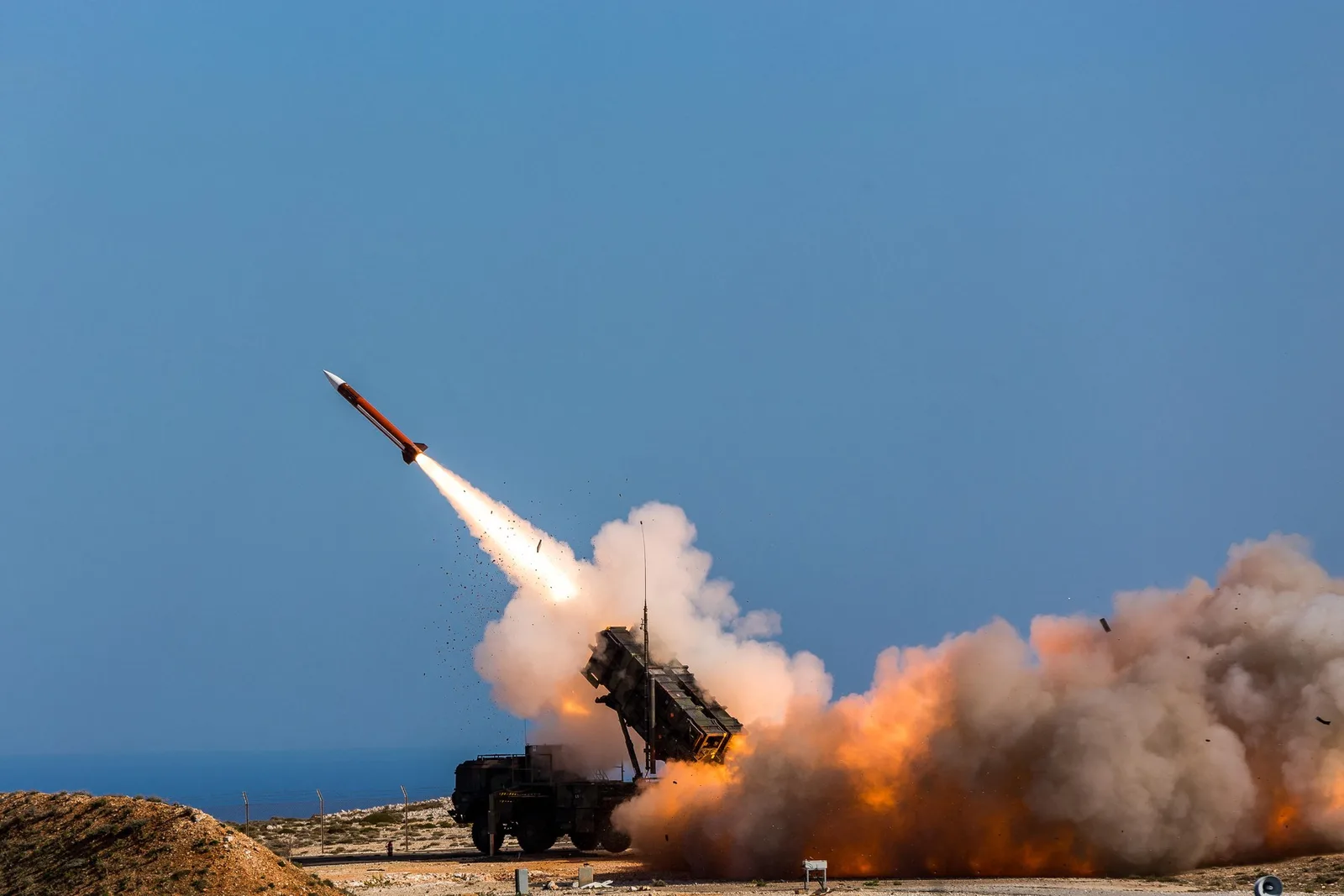 Lansare de rachetă Patriot într-un exercițiu militar, cu fum și flăcări.