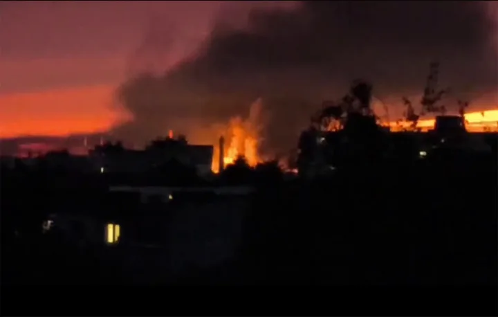 Incendii izbucnite în urma atacurilor cu drone asupra rafinăriei din Afipski.