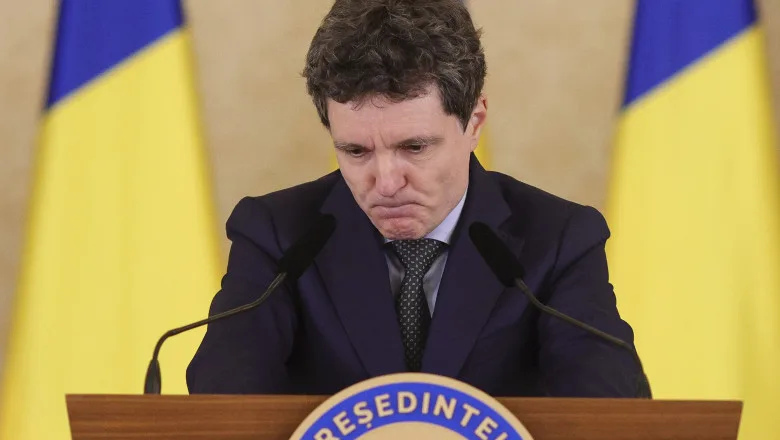 Nicușor Dan exprimă îngrijorare în fața crizei politice actuale.