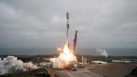 Lansarea rachetei Falcon 9 de la baza Vandenberg în California.