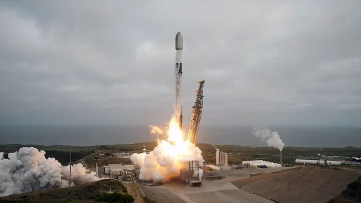 Lansarea rachetei Falcon 9 de la baza Vandenberg în California.