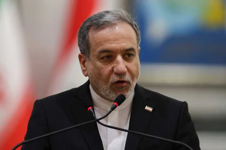Ministrul iranian de externe discută despre controlul strâmtorii Ormuz.