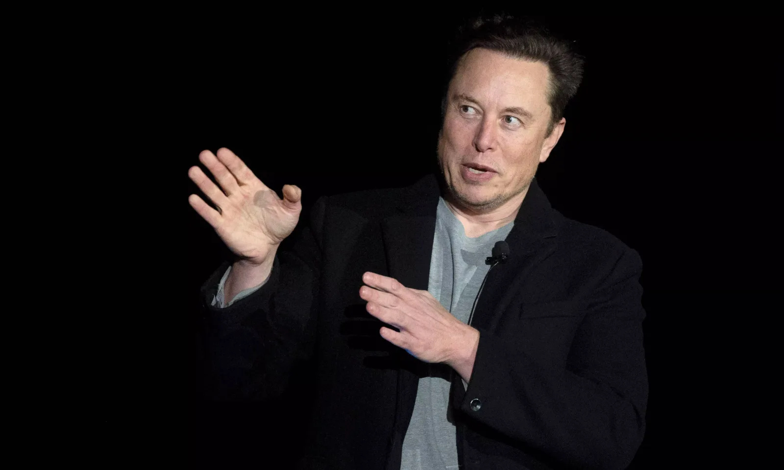 Elon Musk discutând despre proiectul unei fabrici de sateliți pe Lună.