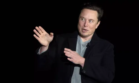 Elon Musk discutând despre proiectul unei fabrici de sateliți pe Lună.