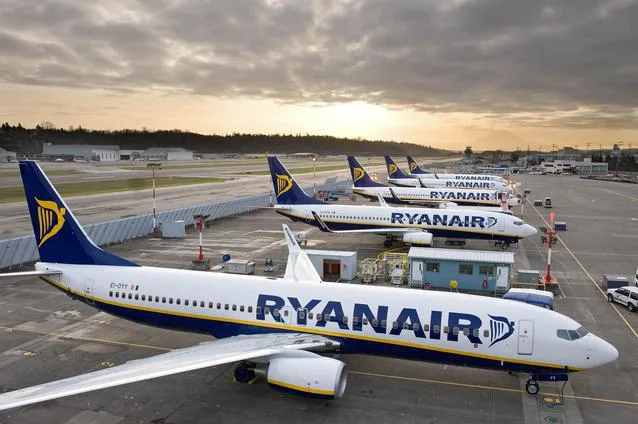 Avioane Ryanair parcate pe aeroport, pregătite pentru zbor.