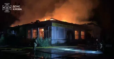 Clădiri afectate de atacurile cu rachete în Kiev, flăcări și intervenție de urgență.