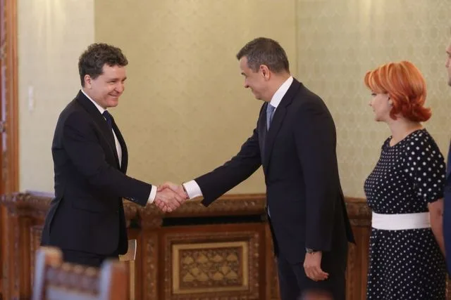 Sorin Grindeanu și Nicușor Dan se salută într-o întâlnire oficială.