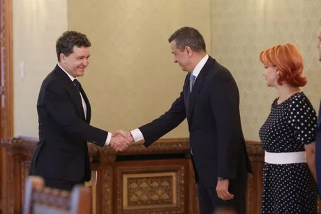 Sorin Grindeanu și Nicușor Dan se salută într-o întâlnire oficială.