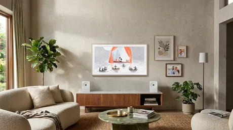 Televizorul The Frame integrat armonios în decorul unei camere moderne.