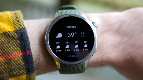 Ceas inteligent cu ecran AMOLED și curea verde, pe un braț.