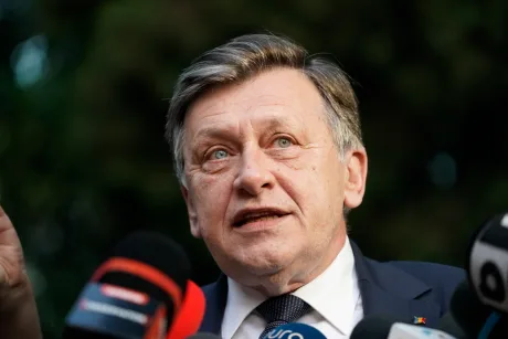 Crin Antonescu discută despre criza guvernamentală din România.
