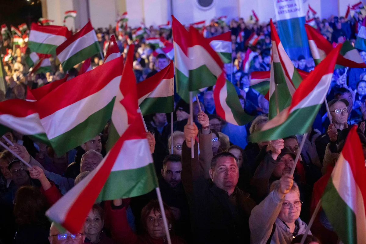Oameni cu steaguri ungurești la un miting electoral important.