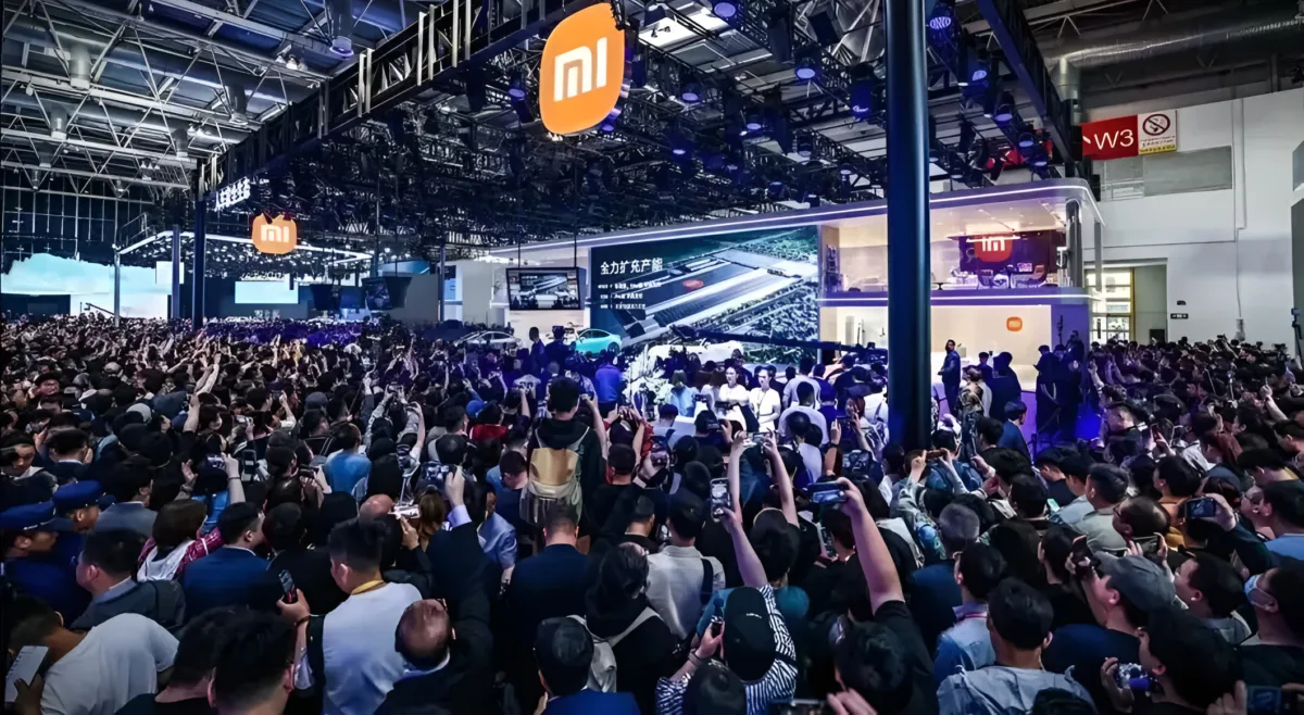 O mulțime de oameni admirând inovațiile auto la un salon internațional.