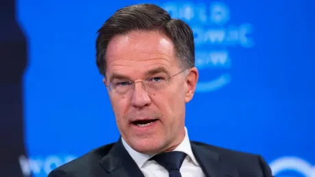 Lider NATO discutând despre strategii de apărare împotriva amenințărilor rusești.