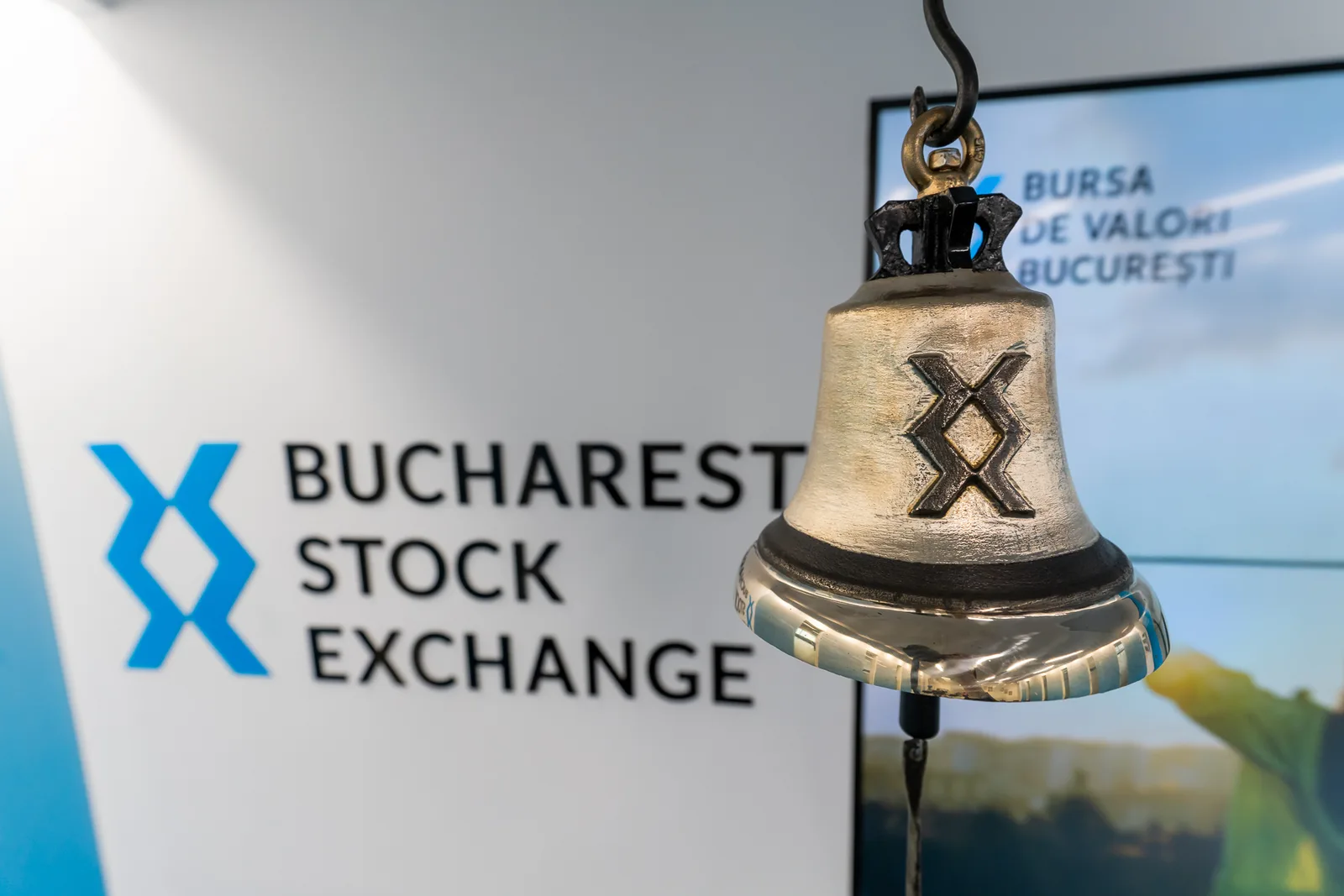 Clopotul de la Bursa de Valori București simbolizează tranzacțiile financiare active.