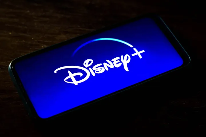 Logo Disney+ pe un ecran de telefon mobil.