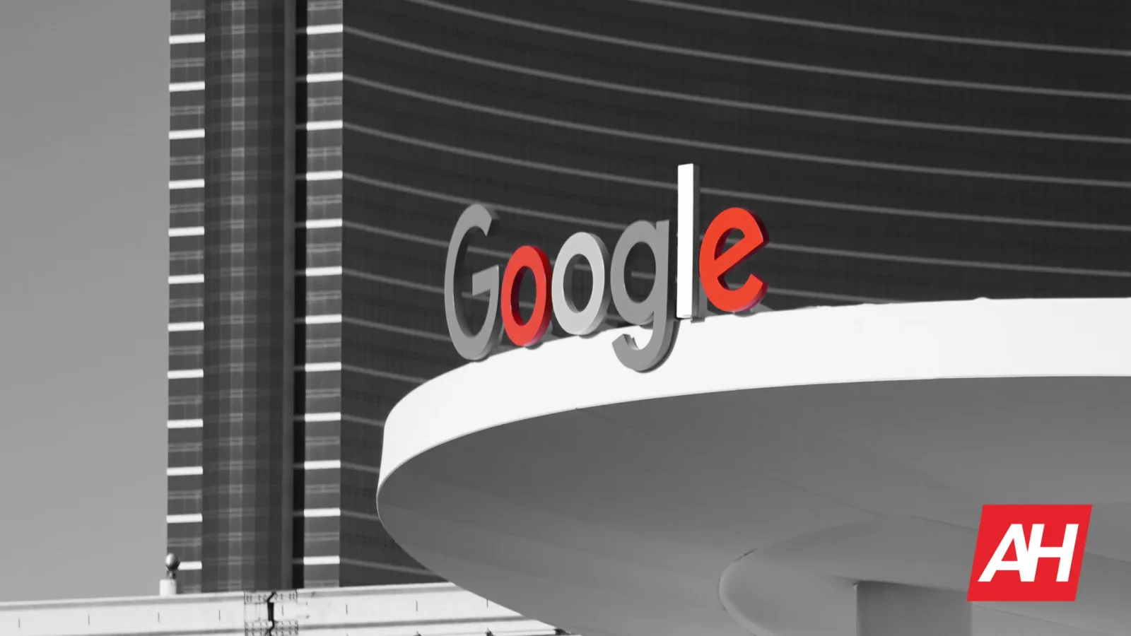 Logo-ul Google pe o clădire modernă, simbolizând inovația tehnologică.