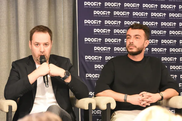 Reprezentanți eMAG discutând despre utilizarea AI în vânzări și Black Friday.
