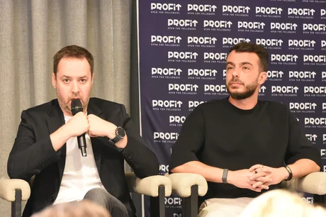 Reprezentanți eMAG discutând despre utilizarea AI în vânzări și Black Friday.
