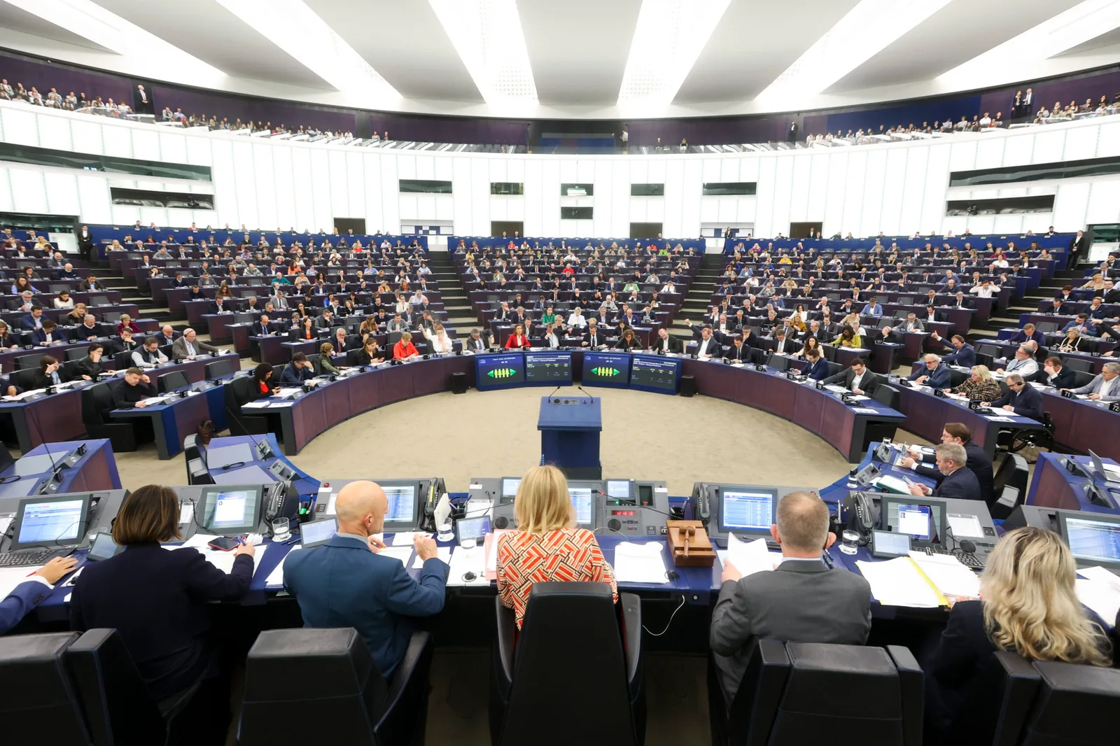 Sesiune în Parlamentul European, cu eurodeputați la lucru.