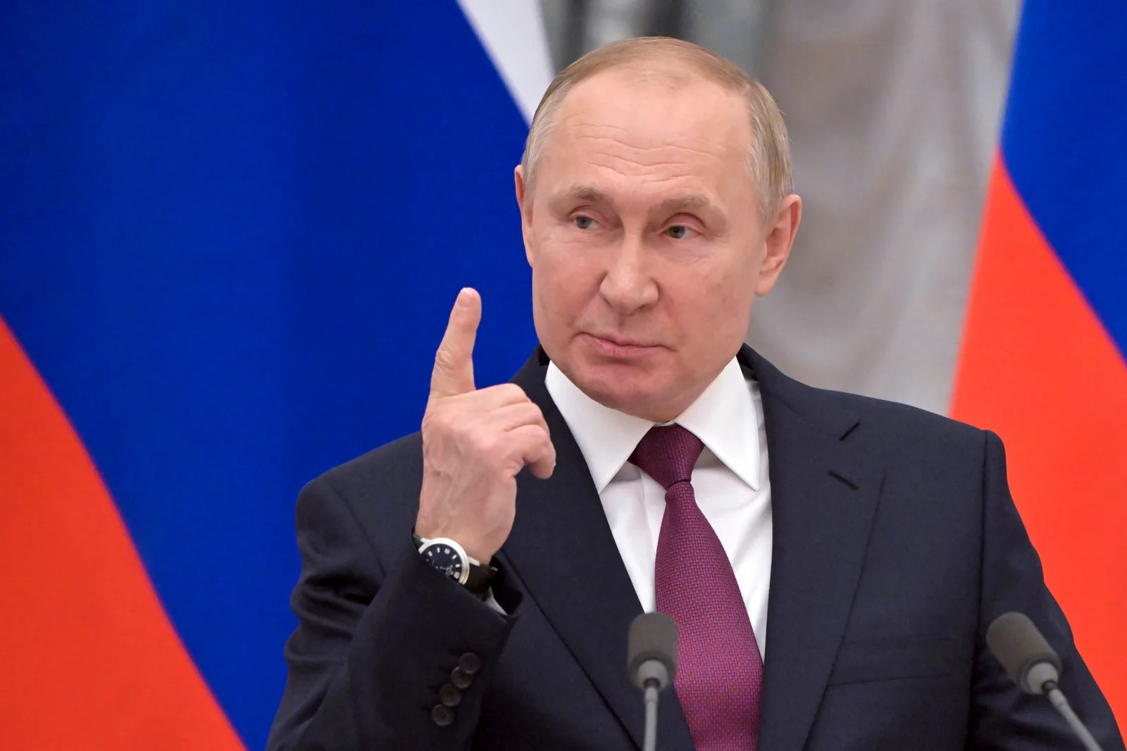 Vladimir Putin discutând despre strategii de destabilizare a NATO și UE.