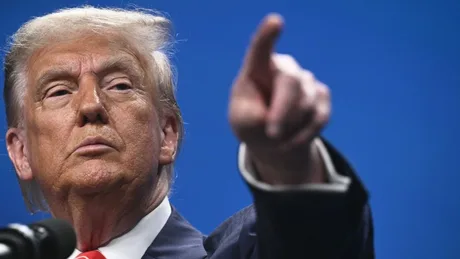 Donald Trump arătând cu degetul, într-un context politic tensionat.