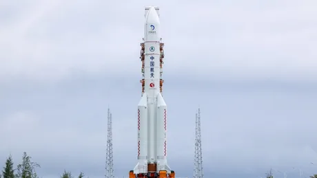 Rachetă pregătită pentru lansare, simbol al explorării lunare de către China.