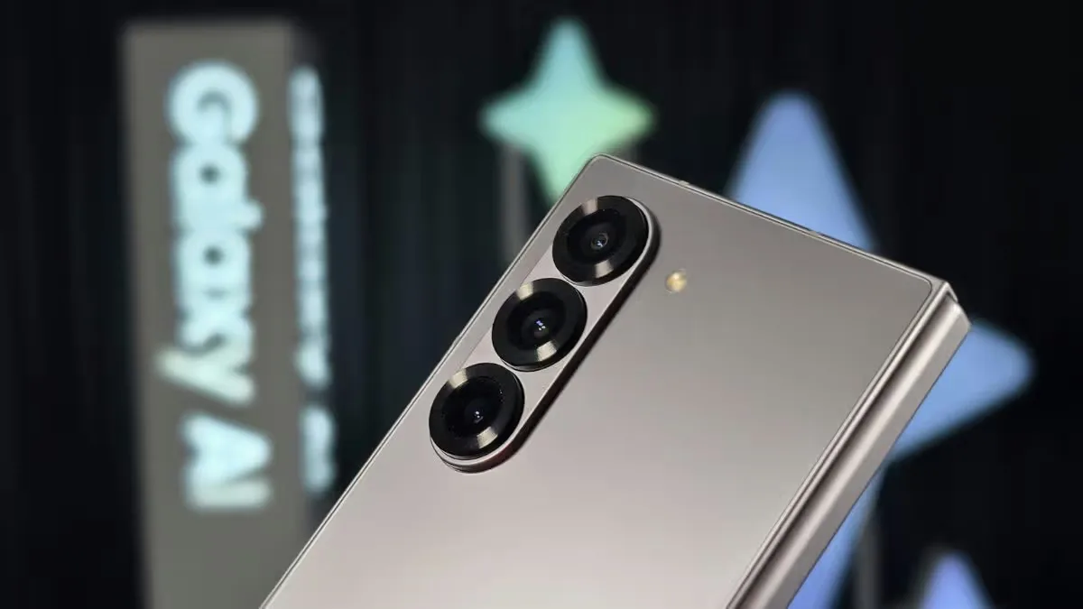 Samsung Galaxy Z Fold 8 Wide cu un design elegant și camere avansate.