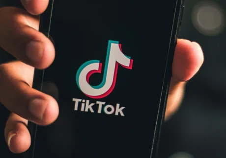 Logo-ul TikTok pe un telefon mobil, simbolizând platforma de socializare.