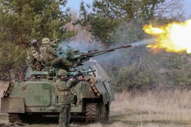 Soldați ruși în acțiune, pregătiți pentru confruntări militare.